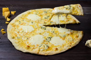 dört peynirli pizza