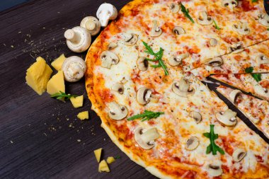 mantar ile taze güzel İtalyan pizza