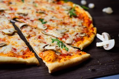 mantar ile taze güzel İtalyan pizza