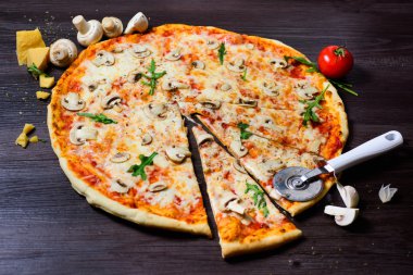 mantar ile taze güzel İtalyan pizza