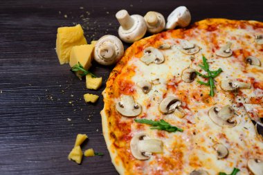 mantar ile taze güzel İtalyan pizza