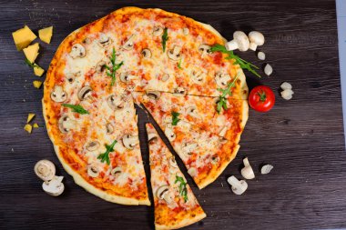 mantar ile taze güzel İtalyan pizza