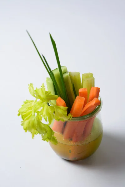 Морква, шерстинки і цибуля в склянці — стокове фото