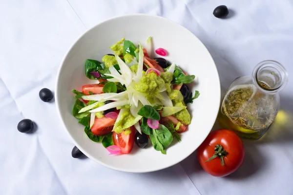 Salat aus Tomaten und Gemüse — Stockfoto