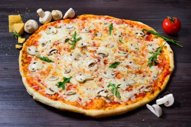mantar ile taze güzel İtalyan pizza