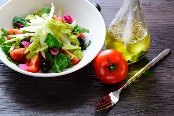 Ensalada de tomates y verduras —  Fotos de Stock