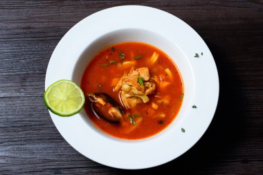 Siyah arka plan üzerine midye ile lezzetli çorba