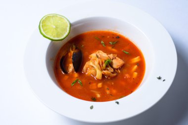 Siyah arka plan üzerine midye ile lezzetli çorba