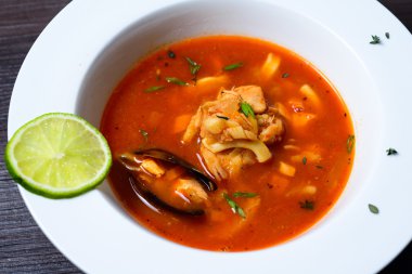 Siyah arka plan üzerine midye ile lezzetli çorba