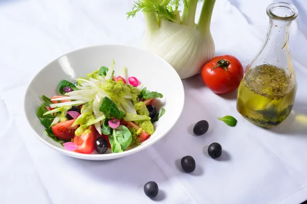 Салат из помидоров и зелени — стоковое фото