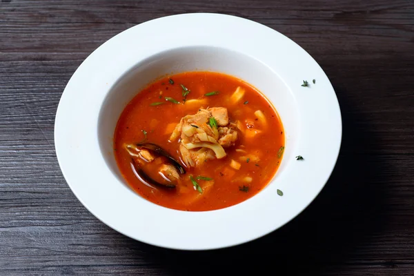 Köstliche Suppe mit Muscheln auf schwarzem Hintergrund — Stockfoto