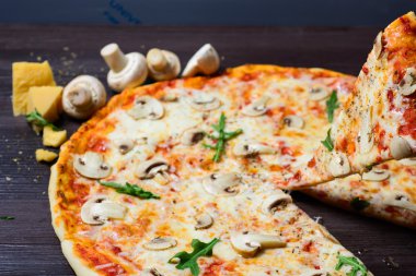 mantar ile taze güzel İtalyan pizza