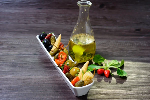 Verduras en vinagre en el plato UZG — Foto de Stock