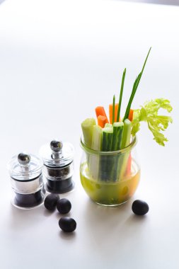 havuç, augures ve soğan bir cam