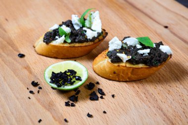 Bruschetta ezme zeytin eski ahşap tahta üzerinde