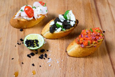 Domates ve fesleğenli bruschetta.