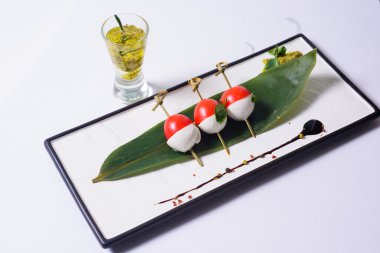 Caprese salatası sopa üzerinde