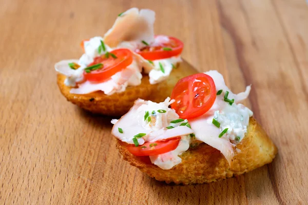 Los tomates jugosos bruschetta sobre el pan fresco — Foto de Stock