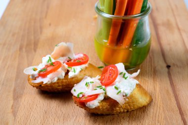 bruschetta sulu domates taze ekmek üzerinde