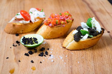 Domates ve fesleğenli bruschetta.