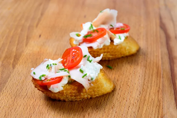 Los tomates jugosos bruschetta sobre el pan fresco — Foto de Stock