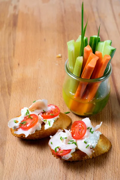 Los tomates jugosos bruschetta sobre el pan fresco — Foto de Stock