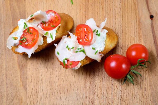 Los tomates jugosos bruschetta sobre el pan fresco — Foto de Stock