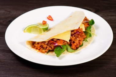 Beyaz tabakta tacos