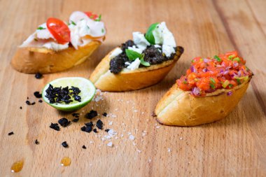 Domates ve fesleğenli bruschetta.