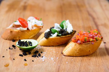 Domates ve fesleğenli bruschetta.