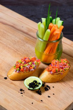 Domates ve fesleğenli bruschetta.