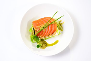 Klasik Caprese salatası domates, peynir, otlar ve sos ile