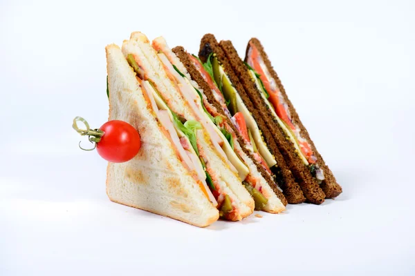 Sanduíche saboroso fresco com presunto e verduras — Fotografia de Stock
