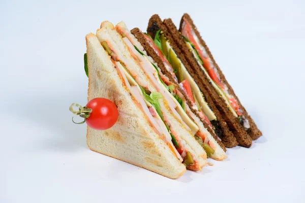 Sanduíche saboroso fresco com presunto e verduras — Fotografia de Stock