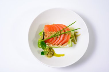 Klasik Caprese salatası domates, peynir, otlar ve sos ile