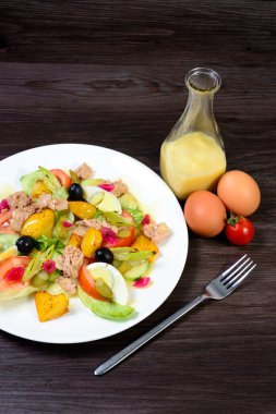 et, yumurta, domates, zeytin ve sebze salatası