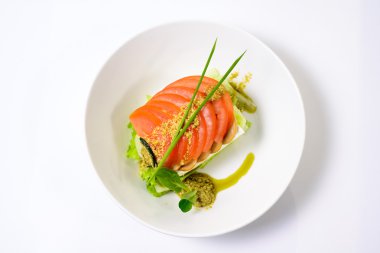 Klasik Caprese salatası domates, peynir, otlar ve sos ile