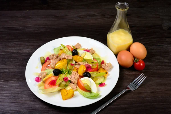 Salada com carne, ovo, tomate, azeitonas e legumes — Fotografia de Stock