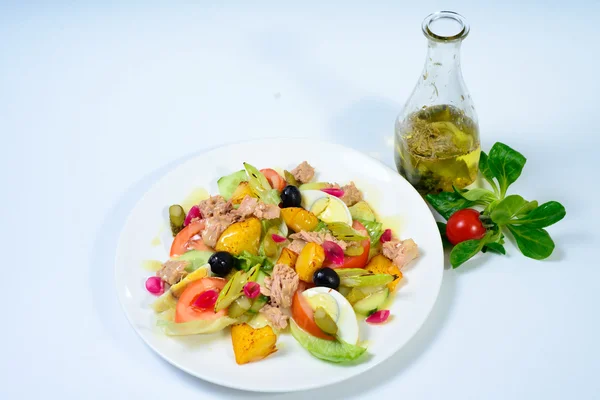 Salada com carne, ovo, tomate, azeitonas e legumes — Fotografia de Stock