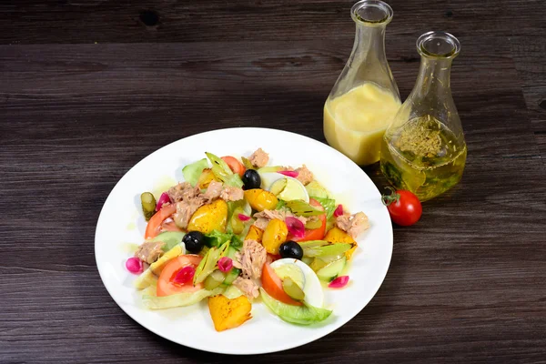 Salada com carne, ovo, tomate, azeitonas e legumes — Fotografia de Stock