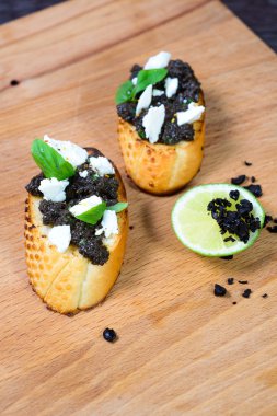 Bruschetta ezme zeytin eski ahşap tahta üzerinde