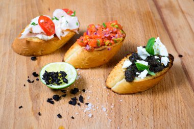 Domates ve fesleğenli bruschetta.