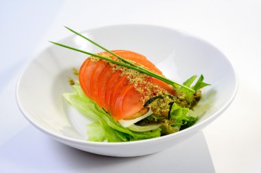 Klasik Caprese salatası domates, peynir, otlar ve sos ile