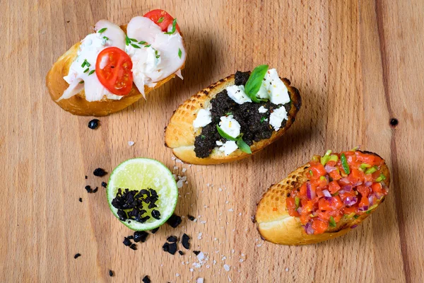 Bruschetta con tomate y albahaca — Foto de Stock