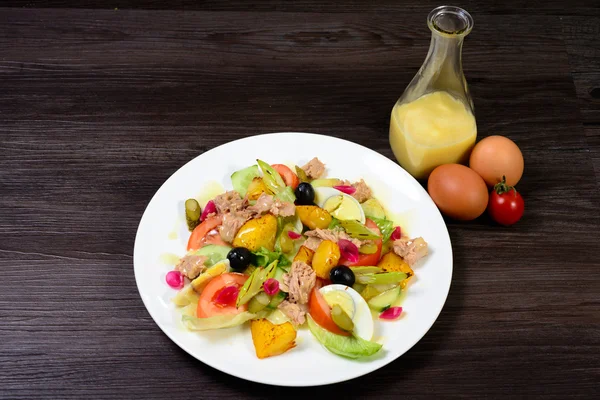 Salada com carne, ovo, tomate, azeitonas e legumes — Fotografia de Stock