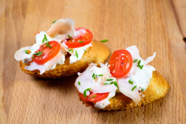 Los tomates jugosos bruschetta sobre el pan fresco — Foto de Stock