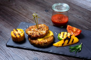 biber ve domates yanındaki iki kızarmış pirzola