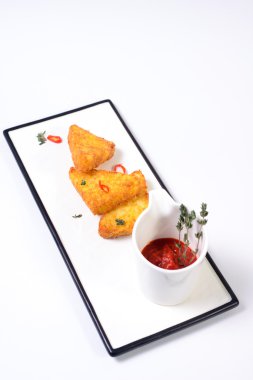 patates üçgenler beyaz bir arka plan üzerinde.