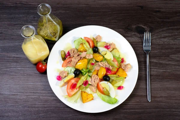 Salad with meat,egg, tomatoes, olives and vegetables — Stock Photo, Image