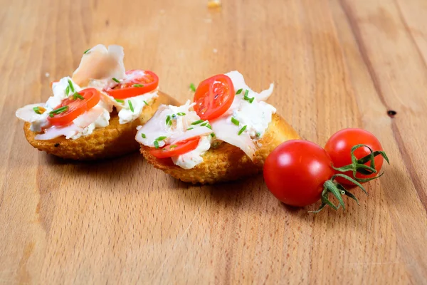 Los tomates jugosos bruschetta sobre el pan fresco — Foto de Stock